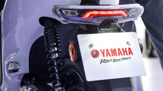 Giá xăng dầu tối nay 25/4: RON 95 lao dốc mạnh, Yamaha bán mẫu xe máy không cần đổ xăng tại Việt Nam