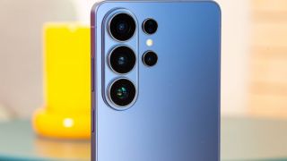 Giá xăng dầu hôm nay 25/4: Xăng RON 95, dầu Diesel đổ đầy bình đều rẻ, điện thoại Samsung siêu giảm giá