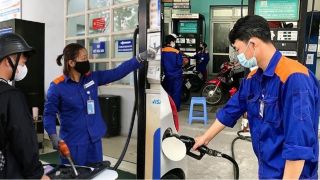 Giá xăng dầu hôm nay 25/4: Bảng giá Petrolimex, PVOIL, Mipec… RON 95, dầu Diesel rẻ kỷ lục trong tháng