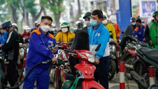 Tin ‘nóng’ giá xăng dầu Petrolimex tối 26/4: RON 95 ‘bán như cho’, ra mắt ‘vua xe ga’ 150cc mới ‘nét’ hơn SH và SH Mode