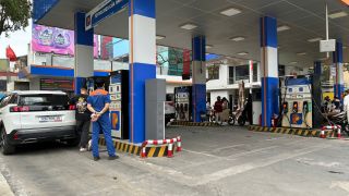 Giá xăng dầu Petrolimex trưa nay 16/4: RON 95 ‘vừa bán vừa cho’, giá lăn bánh Toyota Vios giảm mạnh