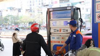 Tin ‘nóng’ giá xăng dầu Petrolimex hôm nay 27/4: xăng RON 92 và RON 95 ‘thủng đáy’, giá ‘đầy bình’ xe ga 150cc và 160cc