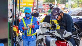 Bảng giá xăng dầu sáng nay 29/4: RON92, RON95 giảm kịch đáy, giá đầy bình xe máy Honda tại Việt Nam