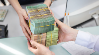 Làn sóng giảm lãi suất lan rộng: Ngân hàng thứ 33 nhập cuộc, gửi tiền ở đâu còn lời cao?