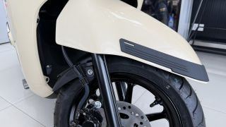 Giá xăng dầu trưa nay 29/4: RON 95 'rẻ sập sàn', Yamaha liền tung xe ga mới đổ được cả xăng E10 và E20