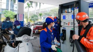 Bảng giá xăng dầu sáng nay 30/4: RON92 và RON95 còn bán không? Giá đầy bình xe máy Piaggio và Vespa