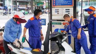 Giá xăng dầu hôm nay 30/4: Dầu diesel, xăng RON 92 và RON 95 đồng loạt thay đổi, bảng giá ‘đầy bình’ các mẫu xe số 