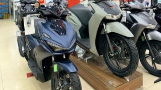 Giá xăng dầu hôm nay 30/4: Biến động dữ dội, RON95 dưới 24.000 đồng, giá xe máy Honda tăng hay giảm?