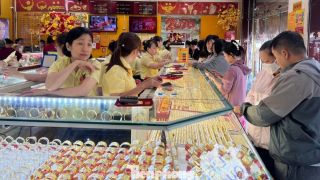 Giá vàng hôm nay 29/4: Vàng SJC, nhẫn 9999 giảm mạnh trước lễ 30/4, cảnh mua - bán xuất hiện tình trạng lạ 
