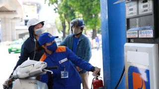 Tin giá xăng dầu trưa 29/4: Dầu diesel, xăng RON 92 và RON 95 đều ‘rẻ như bèo’, giá lăn bánh VinFast VF 5 ‘chạm đáy’
