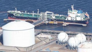 Giá xăng dầu chiêu nay 29/4: Xăng RON95, RON92 rẻ đồng loạt, Việt Nam sắp đón thêm 4 triệu thùng dầu