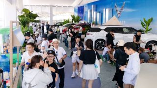 Nghỉ lễ, người dân TP.HCM ‘đổ bộ’ Cần Giờ trải nghiệm xe điện VinFast