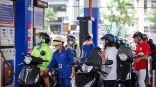 Bảng giá xăng dầu sáng nay 1/5: RON92, RON95 điều chỉnh sốc, giá đầy bình xe máy Suzuki tại Việt Nam