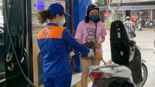 Giá xăng dầu chiều 30/4: Xăng RON 95 biến động cực lớn, xe máy ‘quốc dân’ mới không cần đổ xăng ra mắt giá 24 triệu đồng