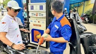 Giá xăng dầu hôm nay 1/5: Xăng RON 92 và RON 95 ‘bán như biếu’, bảng giá ‘đầy bình’ các mẫu xe ga 125cc phổ biến