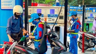 Tin ‘nóng’ giá xăng dầu tối 30/4: Xăng RON 92 và RON 95 duy trì mức rẻ, xe máy không cần xăng mới ra mắt với giá ‘mềm’