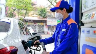 Giá xăng dầu chiều nay ngày 2/5: Dầu diesel, xăng RON 92 và RON 95 ‘rẻ nhất khu vực’, giá lăn bánh Hyundai Tucson giảm