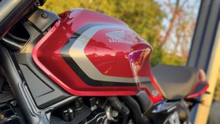 Tin xe máy 4/5: Honda chính thức ra mắt ‘huyền thoại côn tay’ mới siêu kinh điển, có ABS, giá cực rẻ