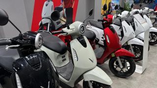 Giá xăng dầu chiều nay 4/5: RON92 và RON95 giảm 'không tưởng' từ đỉnh, VinFast Evo giá 'mềm như bún'