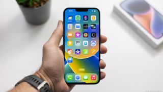 iPhone màn hình lớn, giá giờ đã cực rẻ: Lựa chọn hiếu thảo, đọc rõ, dùng bền cho ông bà, bố mẹ