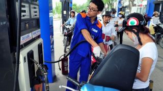 Giá xăng dầu sáng nay 6/5: Dầu diesel, xăng RON 92 và RON 95 đều đang cực rẻ, giá lăn bánh VinFast VF 7 cũng siêu 'mềm'