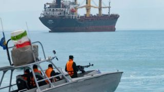 Diễn biến tại eo biển Hormuz: Iran nêu tuyến đường an toàn duy nhất, Mỹ dừng hỗ trợ chiến dịch hàng hải