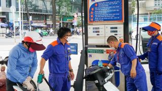 Giá xăng dầu hôm nay 7/5: RON92 và RON95 lao dốc từ đỉnh, sắp chạm đáy, Honda Wave Alpha rẻ như rau