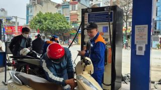 Giá xăng dầu hôm nay 8/5: Dầu diesel giảm cực mạnh, xăng RON 92 và RON 95 đều rẻ, giá lăn bánh VinFast VF 3 ‘chạm đáy’