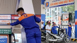 Giá xăng dầu chiều nay ngày 8/5: Dầu diesel ‘thủng đáy’, xăng RON 92 và RON 95 ‘bán như biếu’, giá đầy bình ô tô Honda