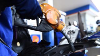 Bảng giá xăng dầu sáng 9/5: RON92 và RON95 'phanh' ở mức rẻ, giá đầy bình xe máy Suzuki tại Việt Nam
