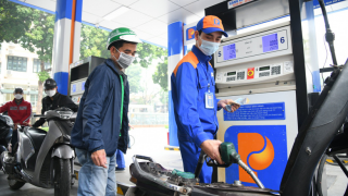 Giá xăng dầu hôm nay 9/5: Dầu diesel ‘lao dốc’, xăng RON 92 và RON 95 ‘rẻ như bún’, bảng giá ‘đầy bình’ các mẫu xe số