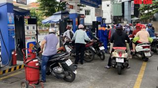 Bảng giá xăng dầu hôm nay 10/5: Dầu diesel ‘thủng đáy’, xăng RON 95 ‘rẻ như cho’, giá lăn bánh Mazda CX-5 giảm cực mạnh