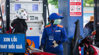 Giá xăng dầu hôm nay 10/5: Dầu diesel giảm gần 40% so với đỉnh, người dùng RON 95 hưởng lợi