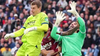 Arsenal thoát hiểm trước West Ham, chuyên gia xác nhận VAR xử đúng ở bàn thắng gây tranh cãi