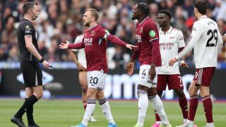Arsenal thắng nghẹt thở, CĐV bị ném xuống cầu thang ở sân London Stadium