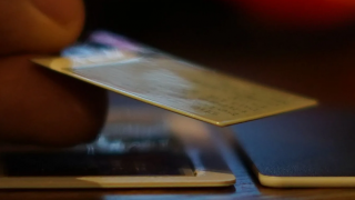 Cận cảnh chiếc máy tính Muxcard mỏng 1mm bằng tấm thẻ ATM, có Wi-Fi và màn hình E-Ink