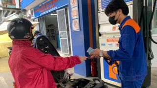 Giá xăng dầu trưa ngày 13/5: RON 92 và RON 95 ‘đua nhau’ vào vùng rẻ, giá ‘đầy bình’ các mẫu xe côn tay 150cc và 155cc