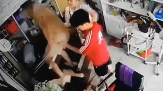 Công an thông tin vụ người phụ nữ ôm con nhỏ bị đàn ông hành hung ở Hà Nội, nguồn cơn từ đâu?