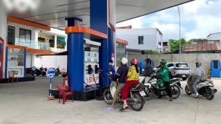 Giá xăng dầu hôm nay 14/5: Xăng E5 RON 92 giảm mạnh gần 700 đồng/lít, Petrolimex, PV OIL chuyển sang bán xăng E10 