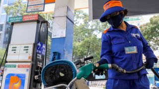 Giá xăng dầu chiều nay ngày 14/5: Xăng RON 92 và RON 95 ‘đua nhau’ giảm 'cắm đầu', giá đầy bình các mẫu xe số phổ biến