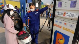 Giá xăng dầu trưa nay ngày 14/5: Xăng RON 95 ‘tụt’ 6.340 đồng/lít so với đỉnh, giá lăn bánh VinFast VF 6 cực 'hời'