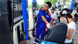 Bảng giá xăng dầu sáng nay 19/5: Biến động dữ dội, RON 95 đang 'rẻ hết nấc', giá đầy bình xe Piaggio