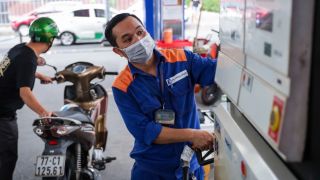 Giá xăng dầu trưa nay 19/5: Xăng RON 95 ‘sụt hố’ mất gần 10.000 đồng/lít, dầu diesel chạm ‘đáy’ mới, giá lăn bánh Kia K3