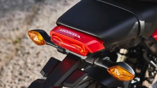 Giá xăng dầu tối nay 19/5: RON92 và RON95 cực rẻ vì giảm 7.000-10.000 đồng, Honda liền ra mắt xe mới