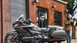 Honda Gold Wing 2026 bất ngờ giảm giá mạnh, bổ sung màu sơn mới cực sang cho 'vua touring'