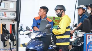 Giá xăng dầu hôm nay 24/5: Xăng RON 92 và RON 95 ‘tụt dốc’ hơn 5.000 – 8.000 đồng/lít, giá đầy bình các mẫu xe ga 125cc