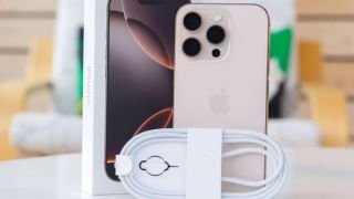 Đây là iPhone khung Titan Pro đập hộp rẻ nhất Việt Nam, ăn đứt iPhone 17e, rẻ hơn Galaxy S26 Ultra