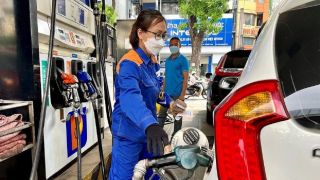 Người dân ùn ùn đổ đầy bình xăng khoáng RON95 trước khi ngừng bán, nhiều cửa hàng chỉ còn bán E10