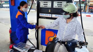 Bảng giá xăng dầu sáng nay 25/5: Xăng RON92 và RON95 giảm 6.000 - 8.000 đồng, giá đầy bình xe Honda