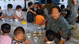 Bé 10 tháng tuổi tử vong khi ăn cháo ở nhà trẻ hoạt động 10 năm: Diễn biến mới khiến phụ huynh chú ý